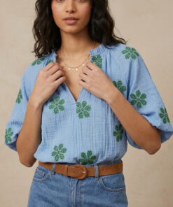 BLUSA MANAROLA BORDADA CON MANGAS ABULLONADAS
