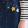 FALDA MIDI DENIM CON FLORES BORDADAS EUPHONIA de COMPAÑÍA FANTÁSTICA - Imagen 5
