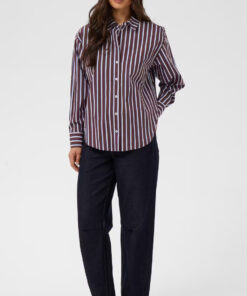 Alternative view of CAMISA OVERSIZE DE COLOR MARRÓN CON RAYAS de KAFFE CLOTHING