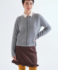 CARDIGAN GRIS CLARO CON BOTONES EN NEGRO de COMPAÑÍA FANTÁSTICA