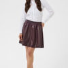FALDA CORTA KAARENSE EN COLOR BURDEOS EFECTO PIEL de KAFFE CLOTHING - Imagen 2
