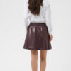 FALDA CORTA KAARENSE EN COLOR BURDEOS EFECTO PIEL de KAFFE CLOTHING - Imagen 3