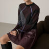 FALDA CORTA KAARENSE EN COLOR BURDEOS EFECTO PIEL de KAFFE CLOTHING - Imagen 6