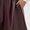 FALDA CORTA KAARENSE EN COLOR BURDEOS EFECTO PIEL de KAFFE CLOTHING - Imagen 4