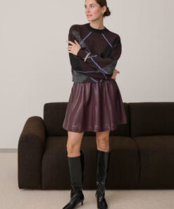 FALDA CORTA KAARENSE EN COLOR BURDEOS EFECTO PIEL de KAFFE CLOTHING