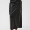 FALDA LARGA KAARENSE EN COLOR NEGRO EFECTO PIEL de KAFFE CLOTHING - Imagen 5