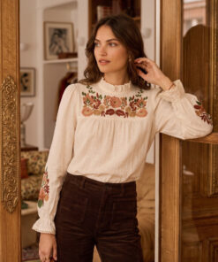 BLUSA VIVIANA EN COLOR CREMA CON BORDADOS DE FLORES